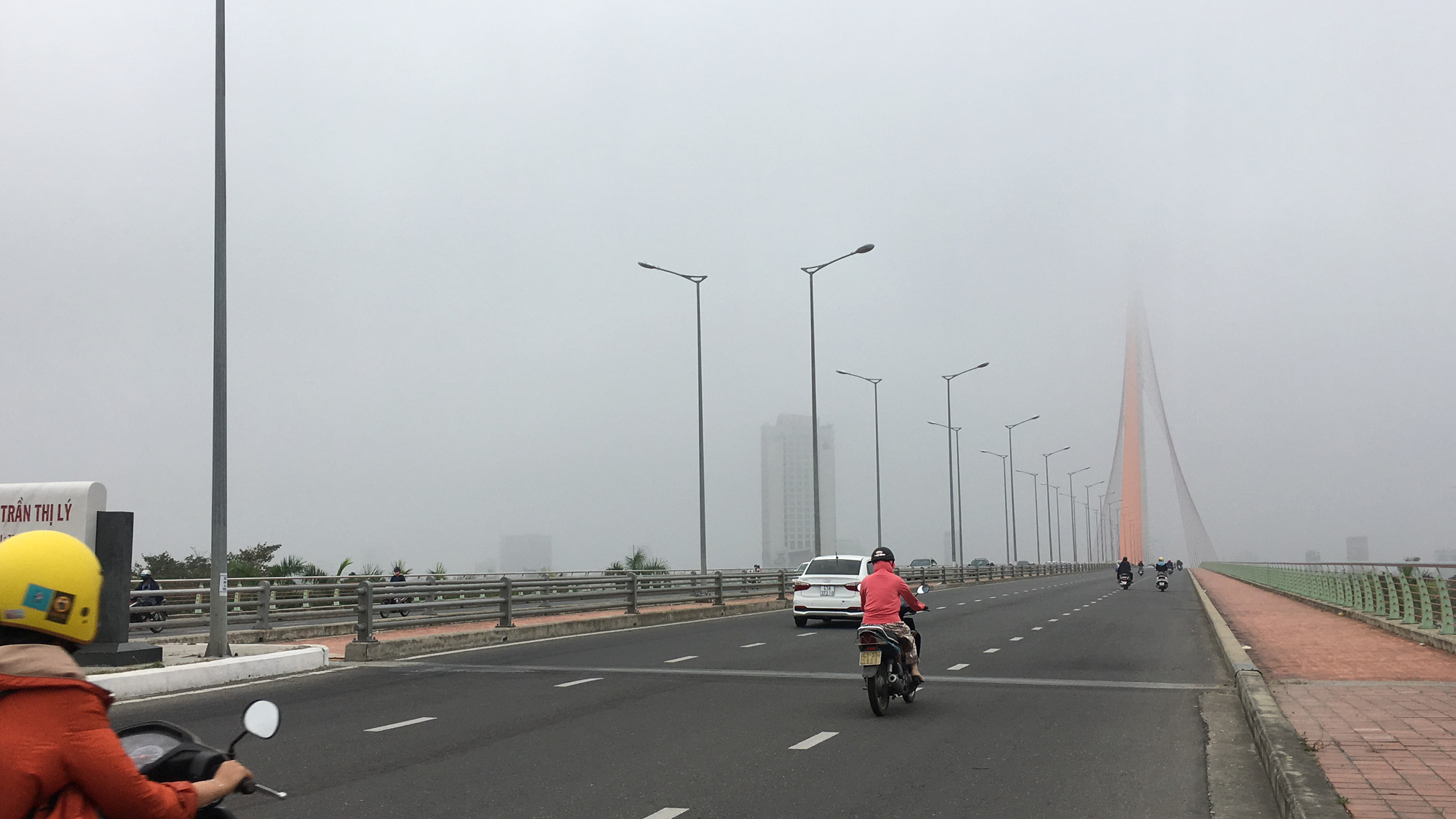 Đà Nẵng chìm trong sương mù dày đặc dù đã gần 9 giờ sáng - Ảnh 6. Đà Nẵng chìm trong sương mù dày đặc dù đã gần 9 giờ sáng - Ảnh 6.