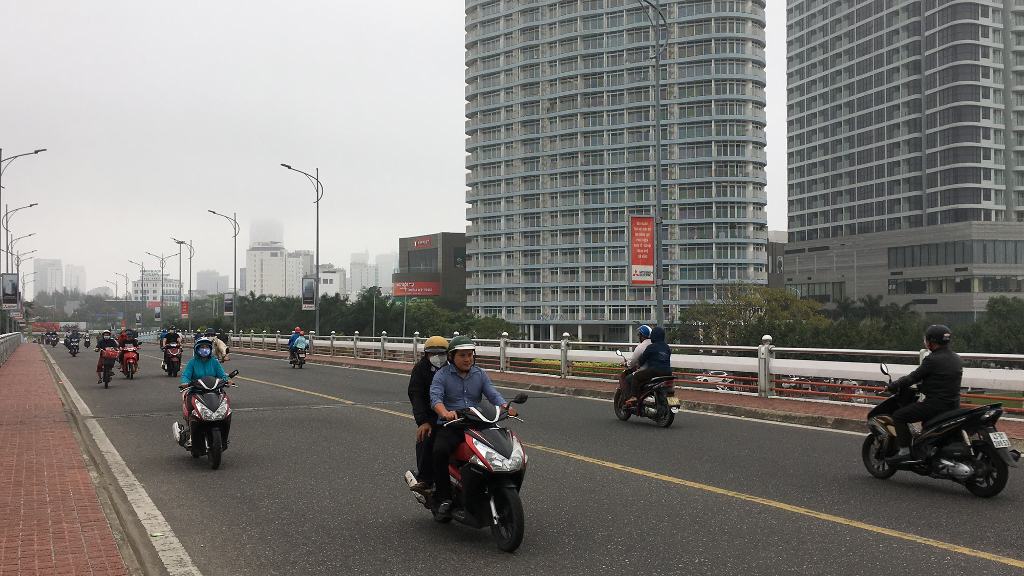 Đà Nẵng chìm trong sương mù dày đặc dù đã gần 9 giờ sáng - Ảnh 13. Đà Nẵng chìm trong sương mù dày đặc dù đã gần 9 giờ sáng - Ảnh 13.