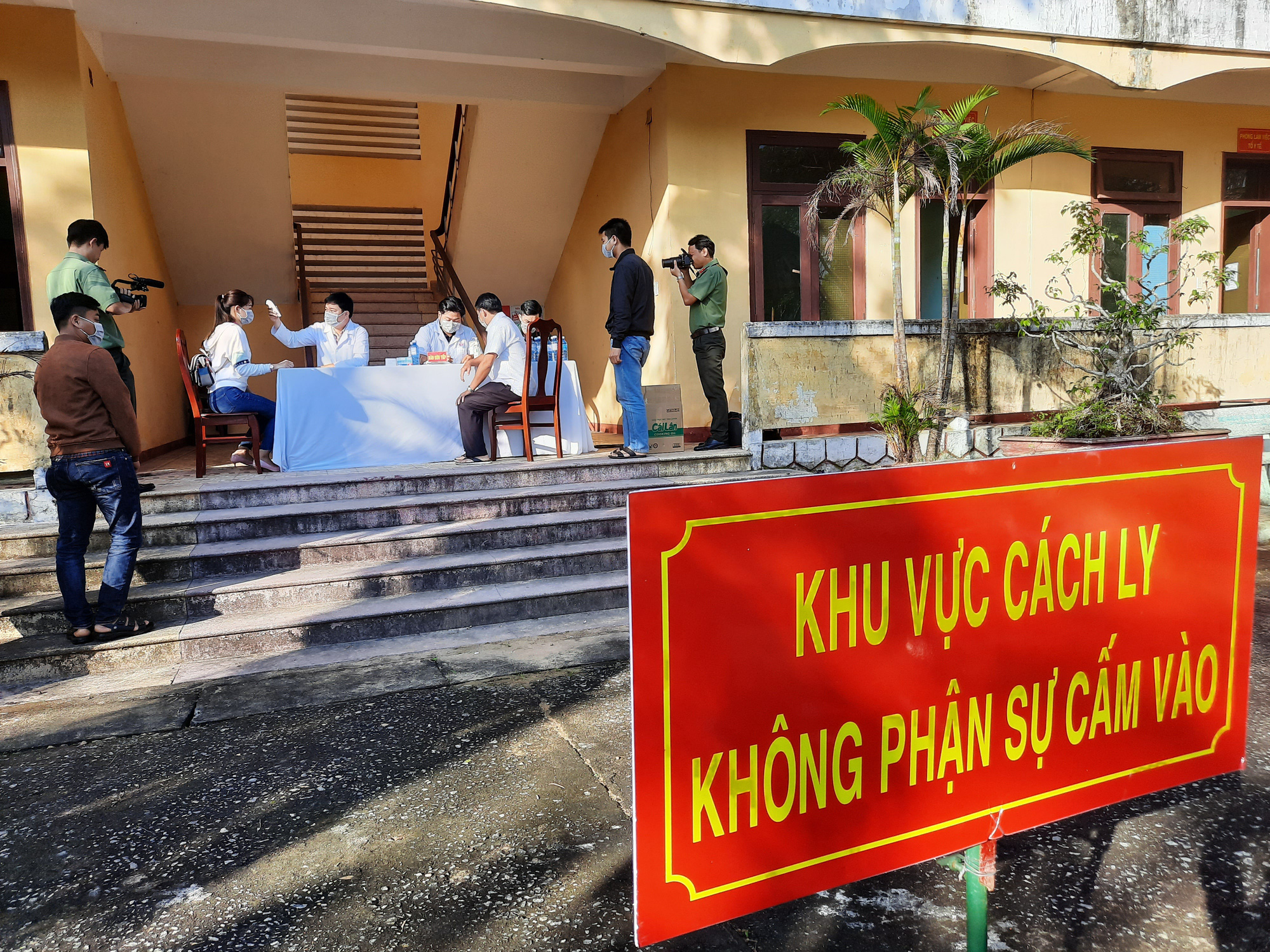 Hà Nội cách li một gia đình về từ 'tâm dịch' Vĩnh Phúc - Ảnh 2. Hà Nội cách li một gia đình về từ 'tâm dịch' Vĩnh Phúc - Ảnh 2.