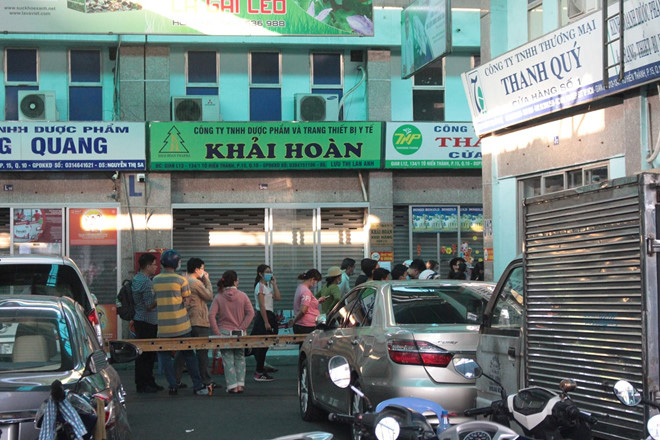 Chen lấn từ 4 giờ sáng vẫn không mua được khẩu trang y tế mùa dịch Covid-19 - Ảnh 10. Chen lấn từ 4 giờ sáng vẫn không mua được khẩu trang y tế mùa dịch Covid-19 - Ảnh 10.