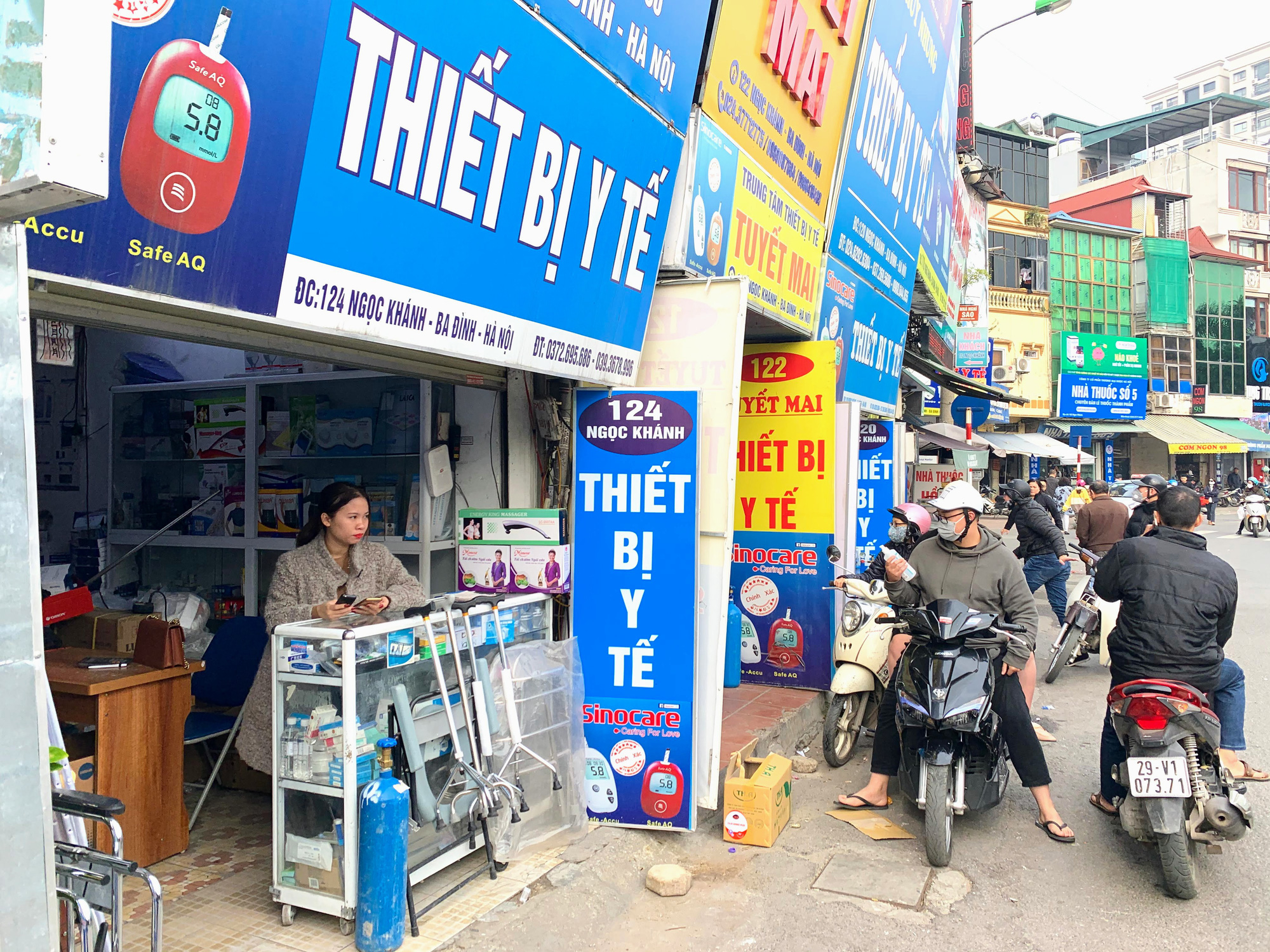 Doanh nghiệp nói không thiếu, người Hà Nội vẫn đỏ mắt tìm mua khẩu trang - Ảnh 12.