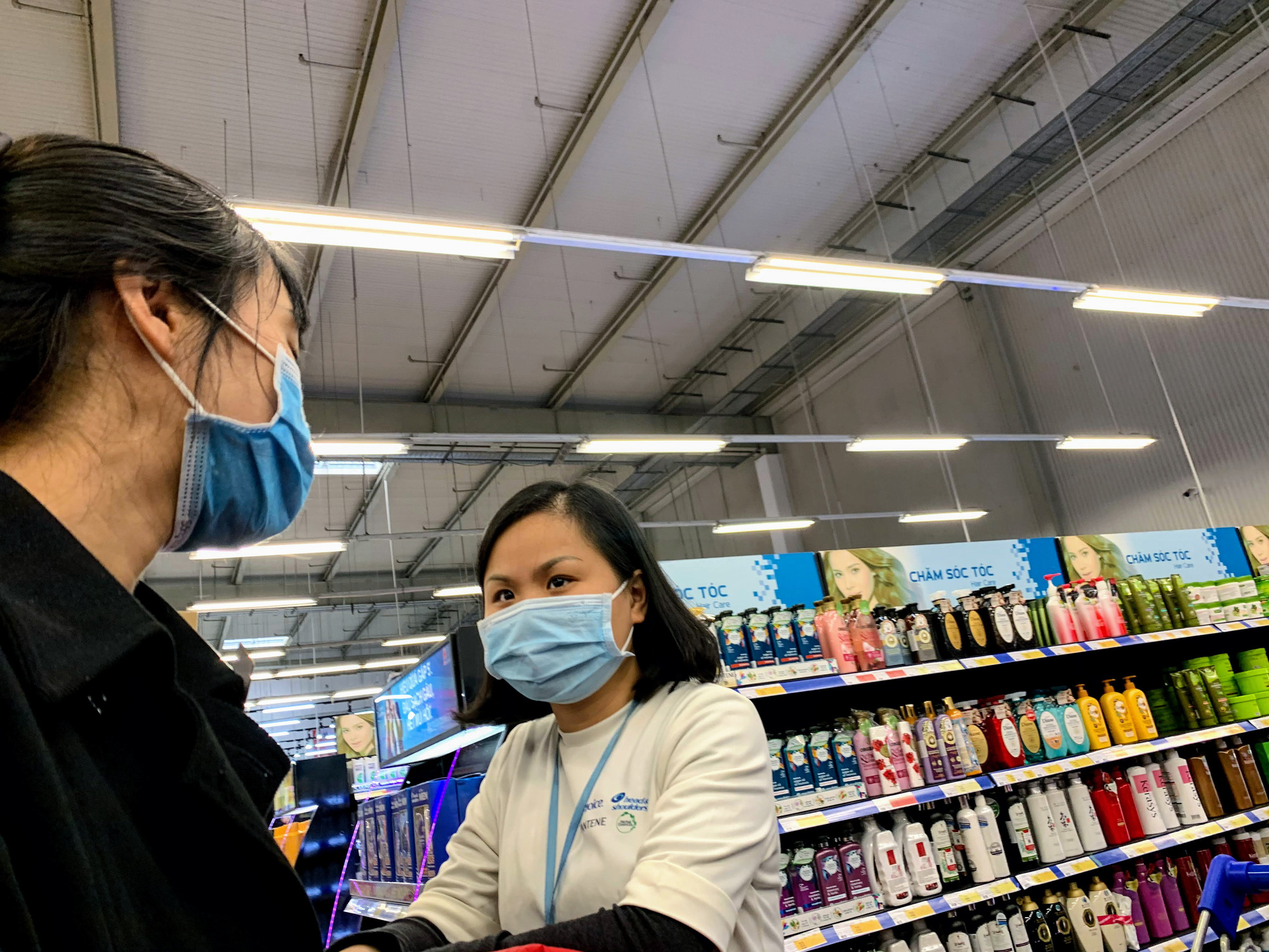 Doanh nghiệp nói không thiếu, người Hà Nội vẫn đỏ mắt tìm mua khẩu trang - Ảnh 5.
