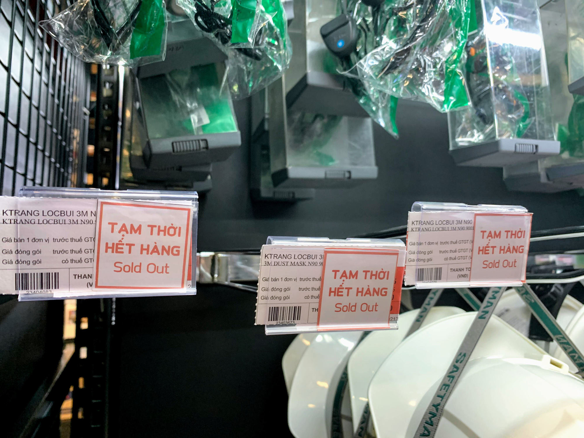 Ma trận nước rửa tay, gel sát khuẩn tại các siêu thị ở Hà Nội làm khó người tiêu dùng - Ảnh 12. Ma trận nước rửa tay, gel sát khuẩn tại các siêu thị ở Hà Nội làm khó người tiêu dùng - Ảnh 12.