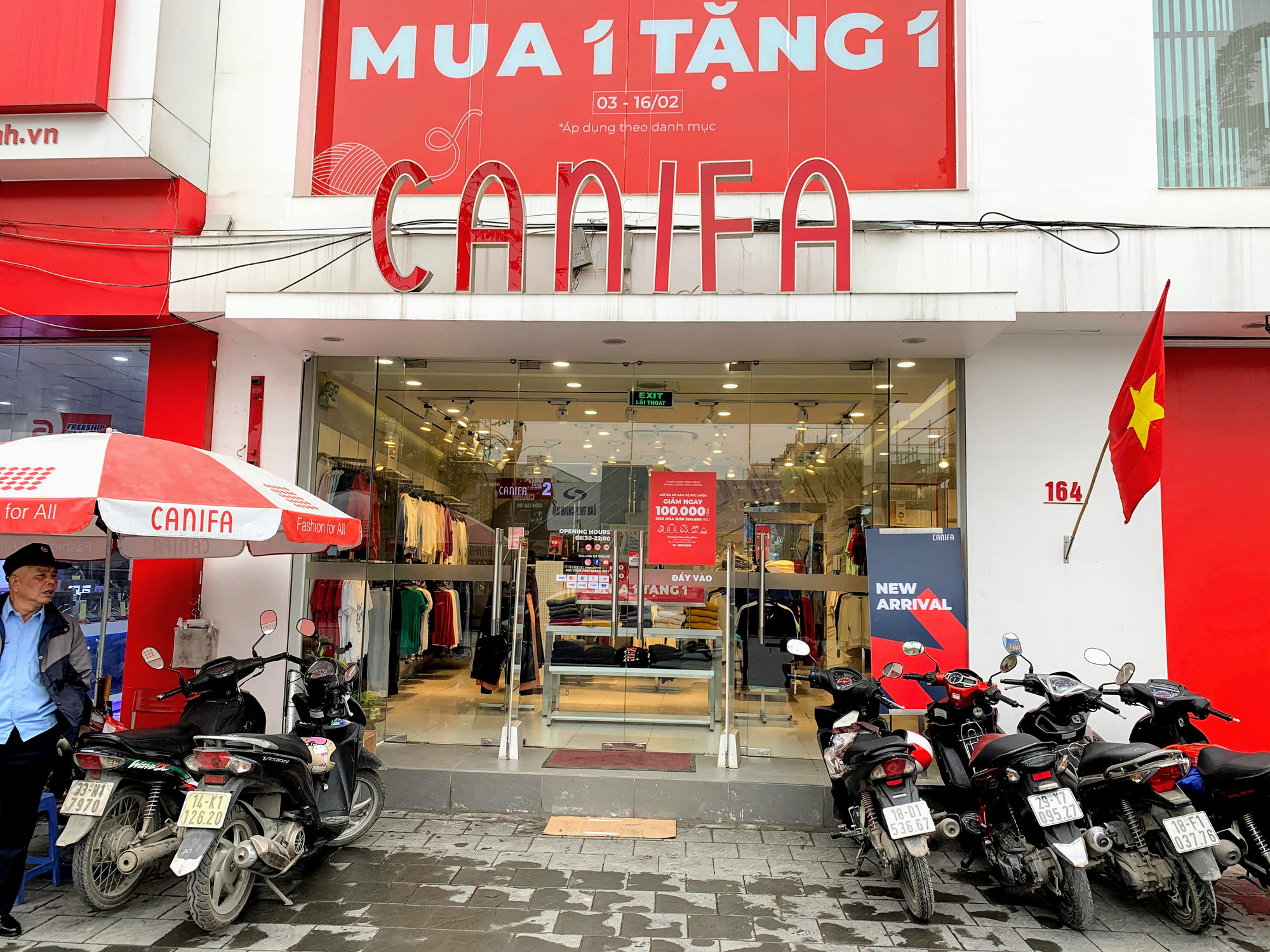 Doanh nghiệp nói không thiếu, người Hà Nội vẫn đỏ mắt tìm mua khẩu trang - Ảnh 6.