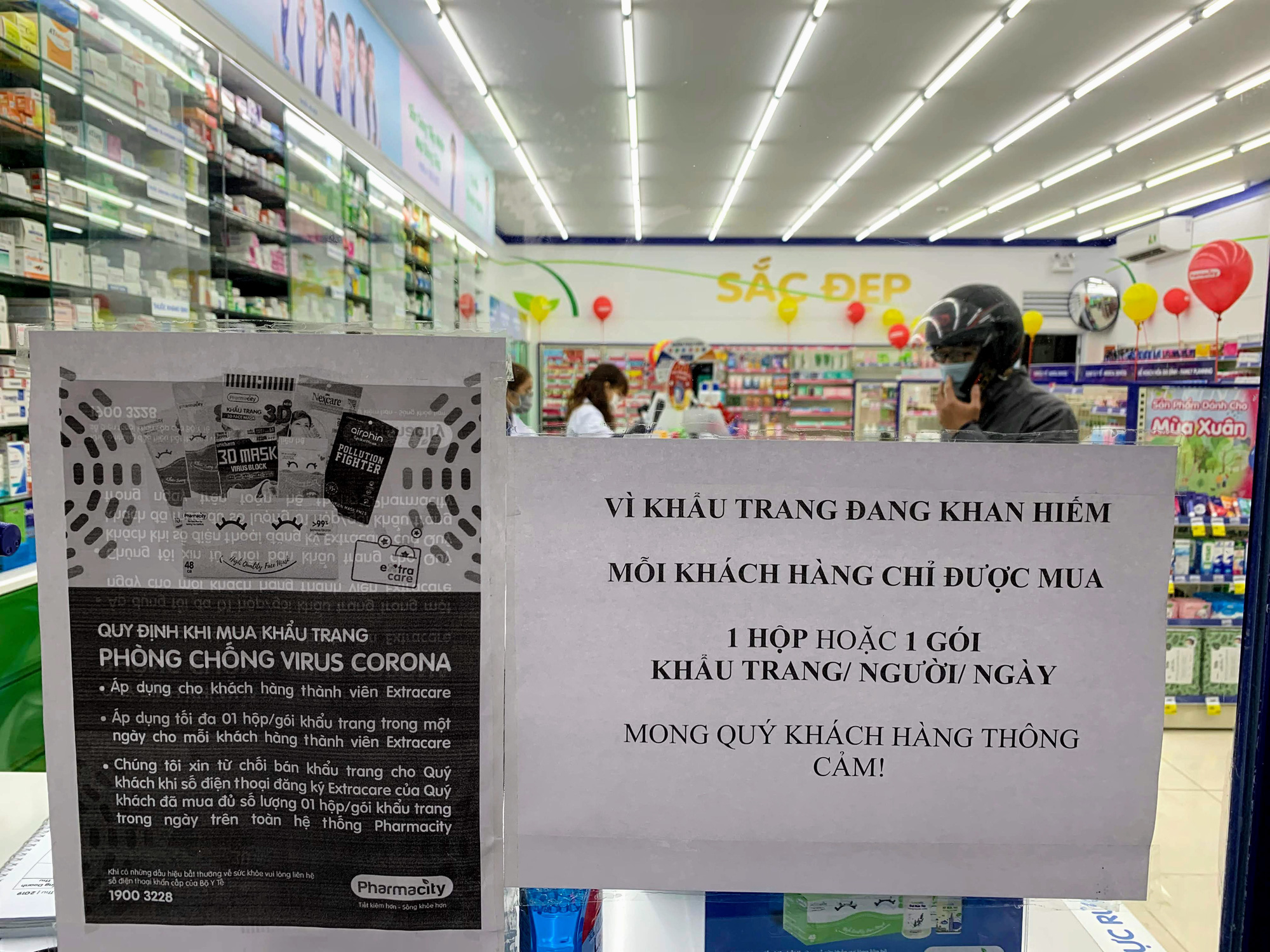 Doanh nghiệp nói không thiếu, người Hà Nội vẫn đỏ mắt tìm mua khẩu trang - Ảnh 7.