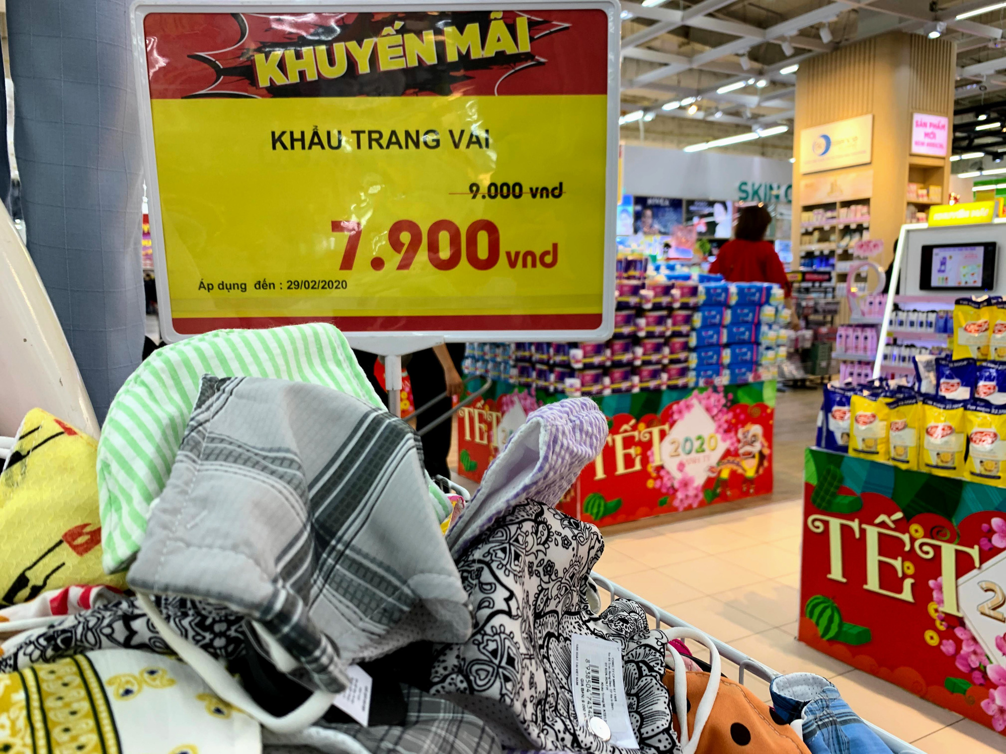 Doanh nghiệp nói không thiếu, người Hà Nội vẫn đỏ mắt tìm mua khẩu trang - Ảnh 10.