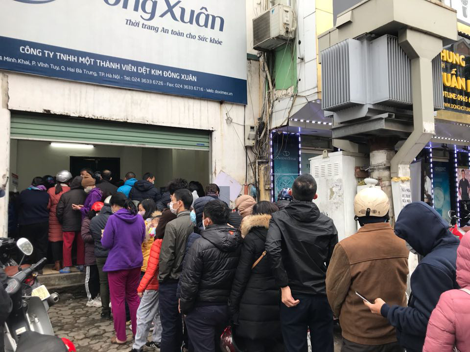 Doanh nghiệp nói không thiếu, người Hà Nội vẫn đỏ mắt tìm mua khẩu trang - Ảnh 14.