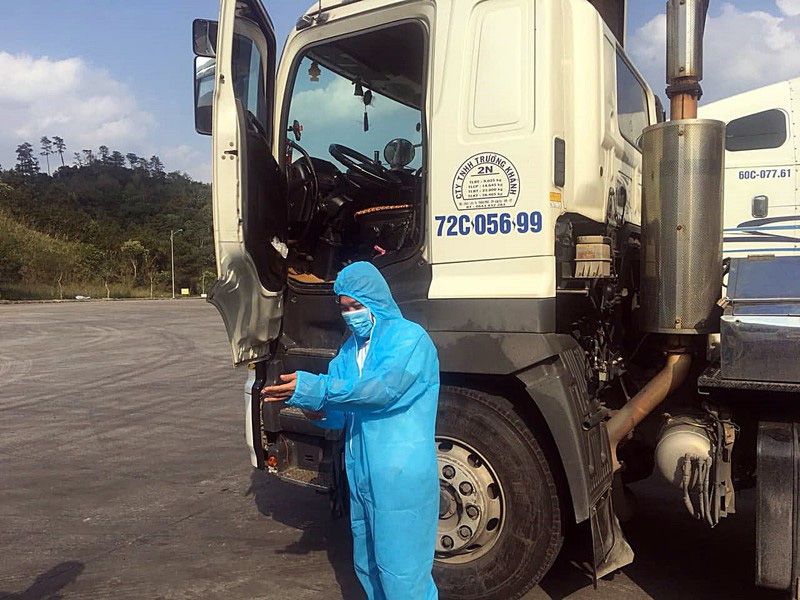 Lái xe tự trang bị đồ bảo hộ để chở hàng qua cửa khẩu - Ảnh 2. Lái xe tự trang bị đồ bảo hộ để chở hàng qua cửa khẩu - Ảnh 2.