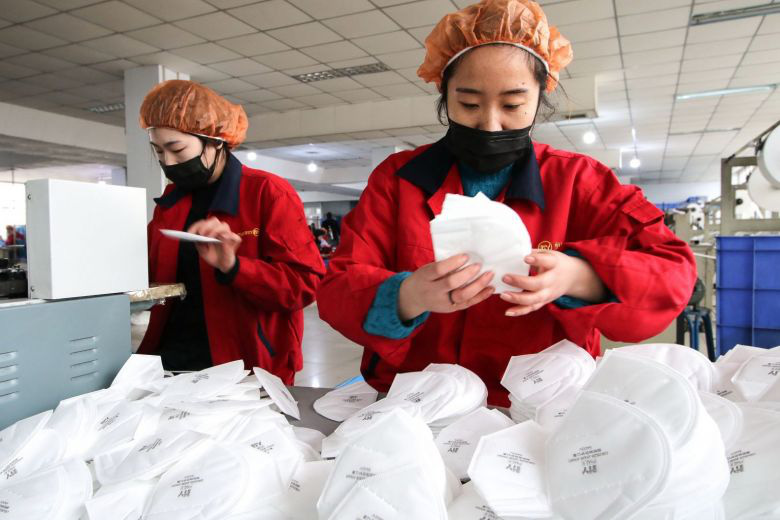 Doanh nghiệp nói không thiếu, người Hà Nội vẫn đỏ mắt tìm mua khẩu trang - Ảnh 1.