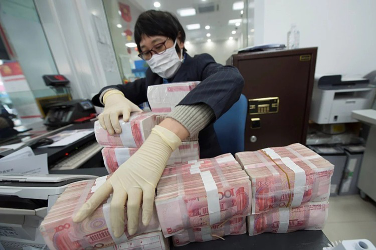 Trung Quốc tiêu hủy tiền giấy ngăn virus corona - Ảnh 1.