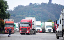 'Biệt đội' trung chuyển container ở cửa khẩu
