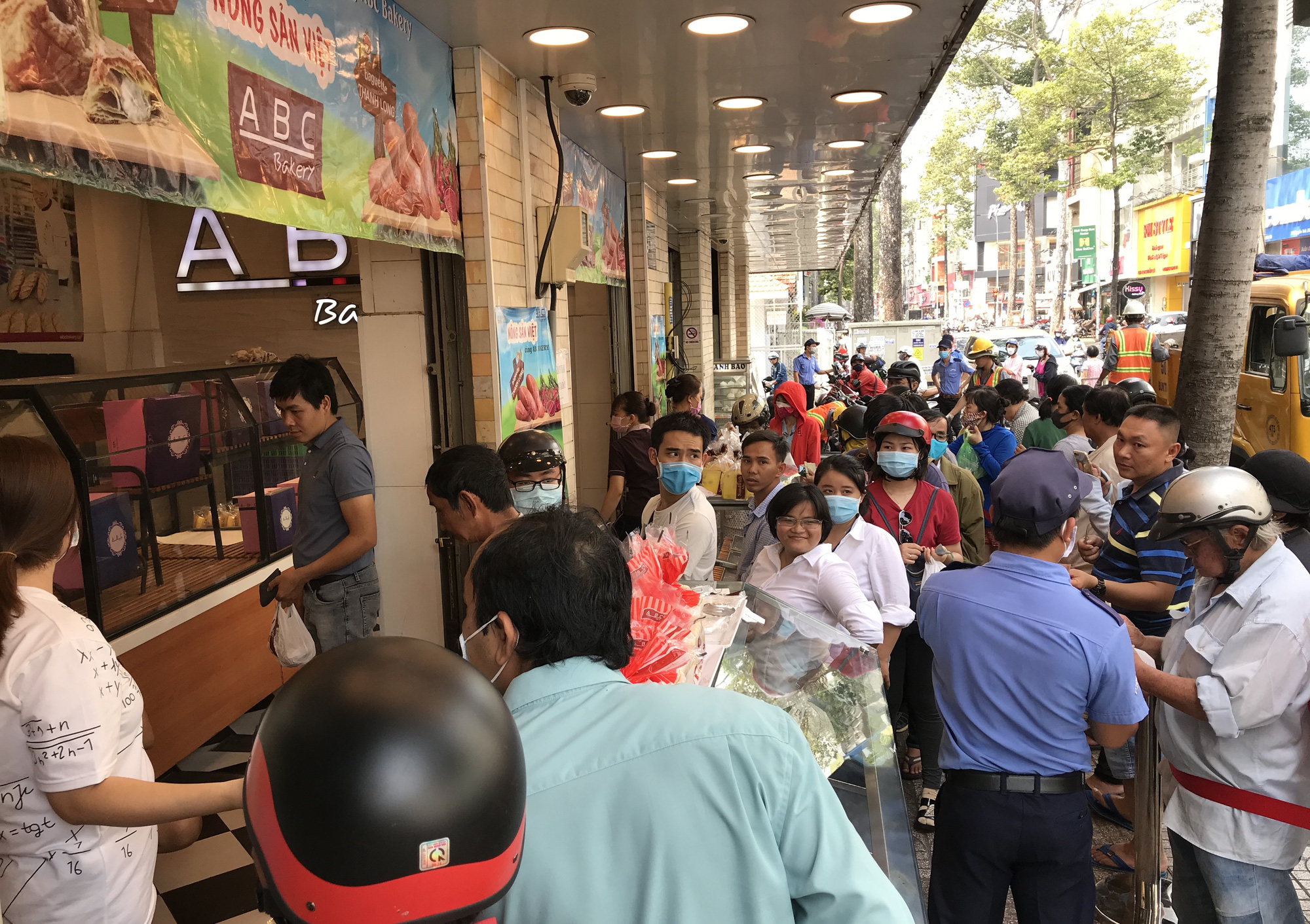 Người Sài Gòn rồng rắn xếp hàng nửa tiếng mua bánh mì thanh long giải cứu nông sản Việt - Ảnh 13.
