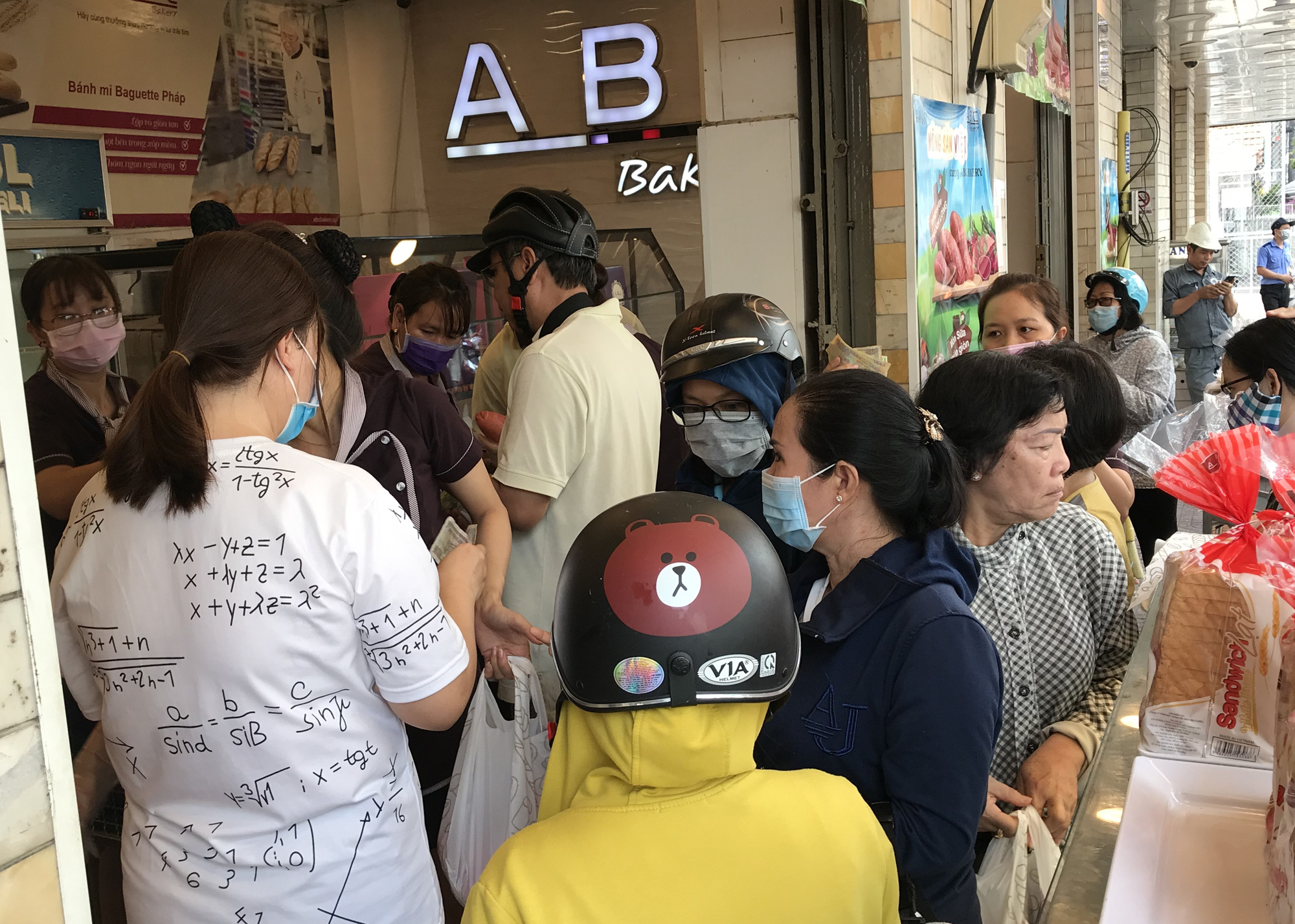Người Sài Gòn rồng rắn xếp hàng nửa tiếng mua bánh mì thanh long giải cứu nông sản Việt - Ảnh 3.