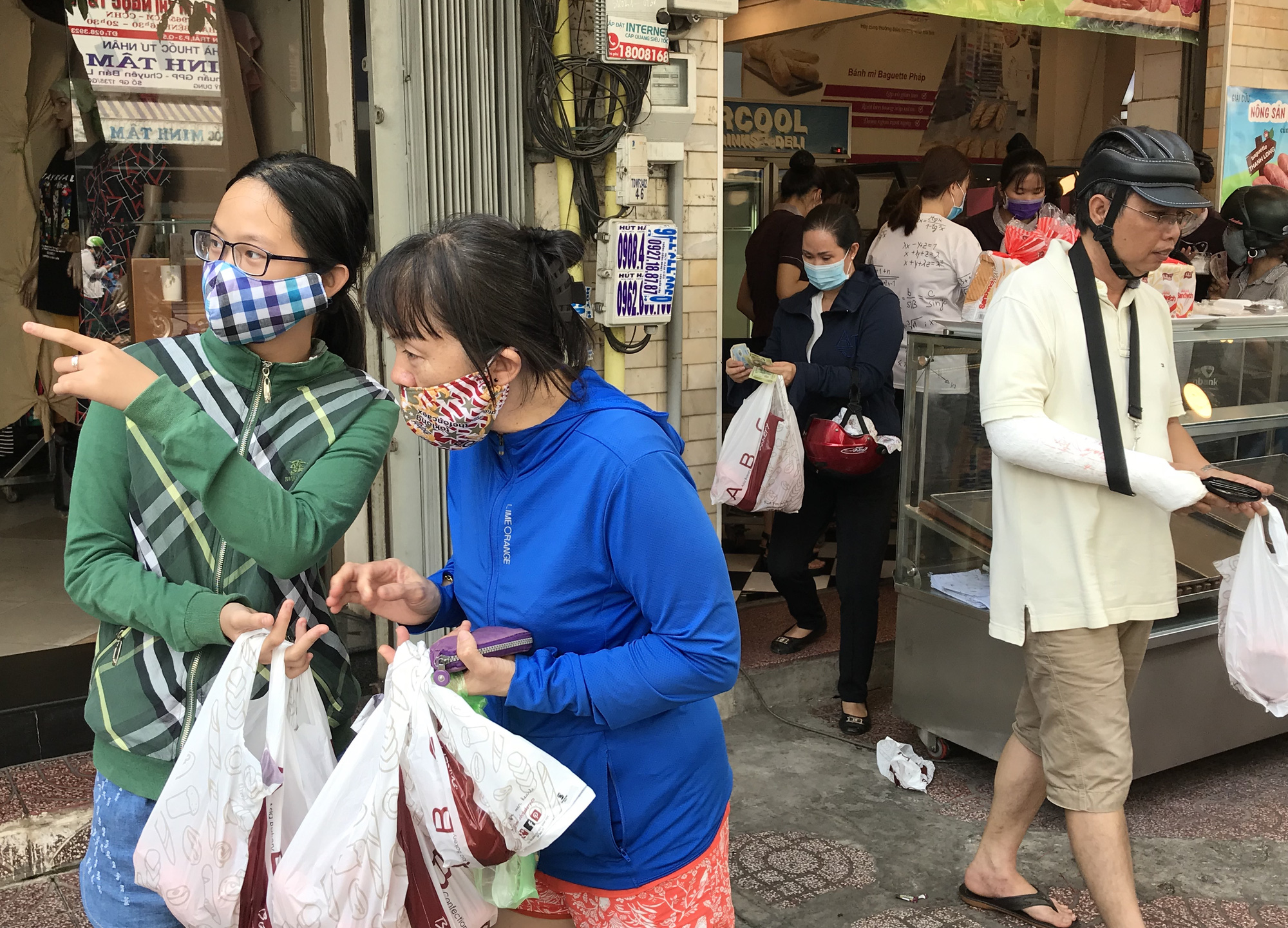 Người Sài Gòn rồng rắn xếp hàng nửa tiếng mua bánh mì thanh long giải cứu nông sản Việt - Ảnh 9.