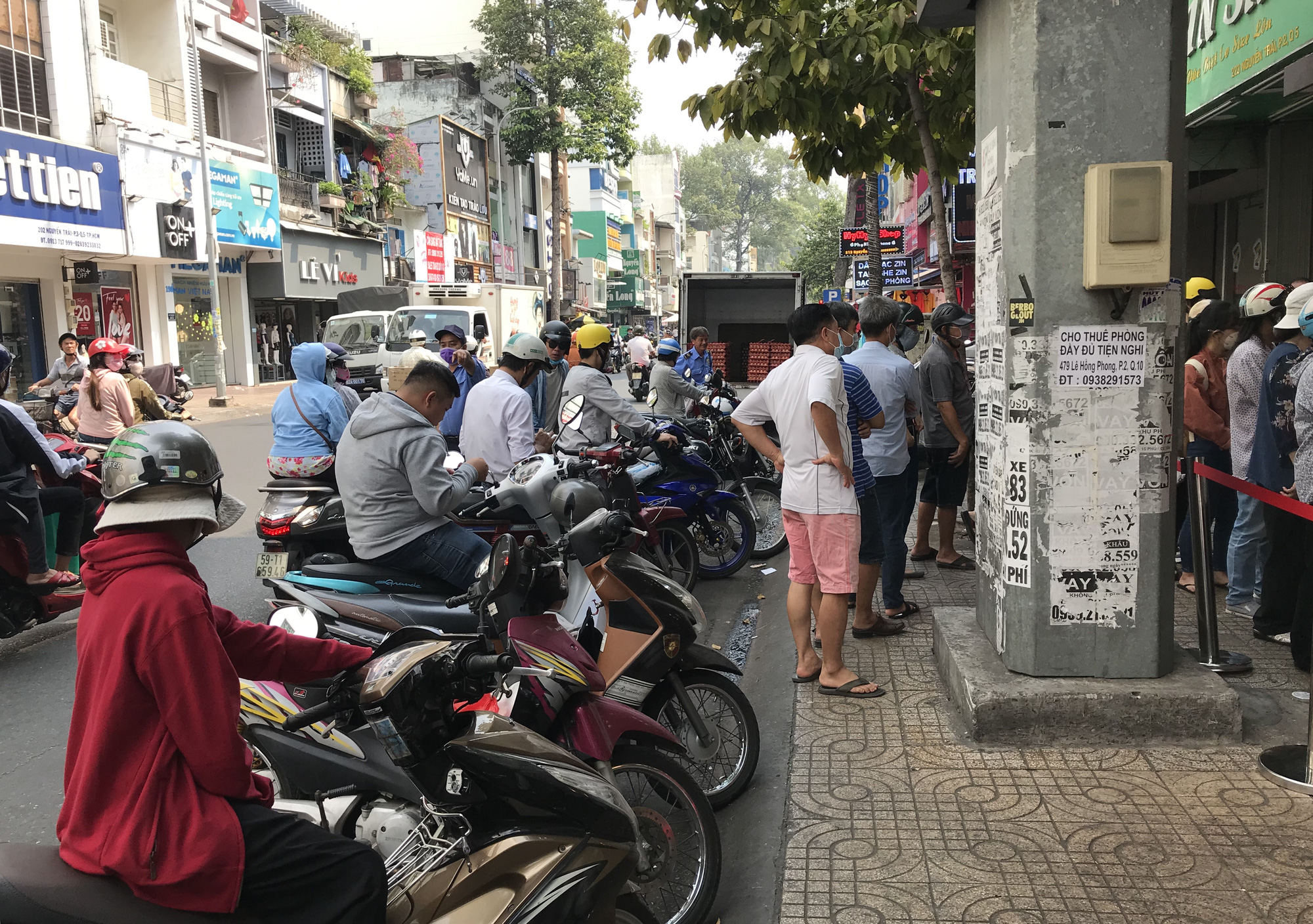 Người Sài Gòn rồng rắn xếp hàng nửa tiếng mua bánh mì thanh long giải cứu nông sản Việt - Ảnh 15.