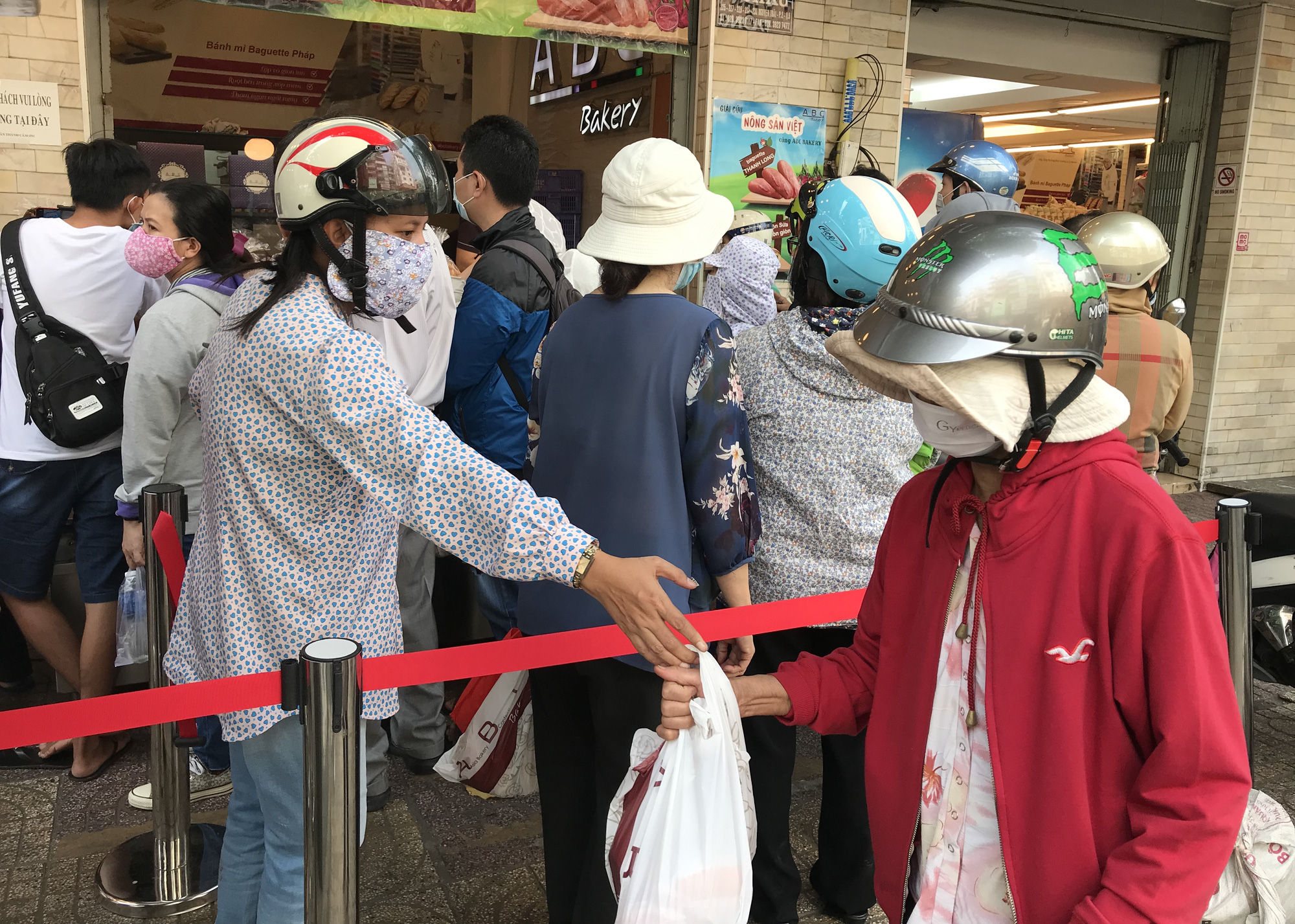 Người Sài Gòn rồng rắn xếp hàng nửa tiếng mua bánh mì thanh long giải cứu nông sản Việt - Ảnh 8.