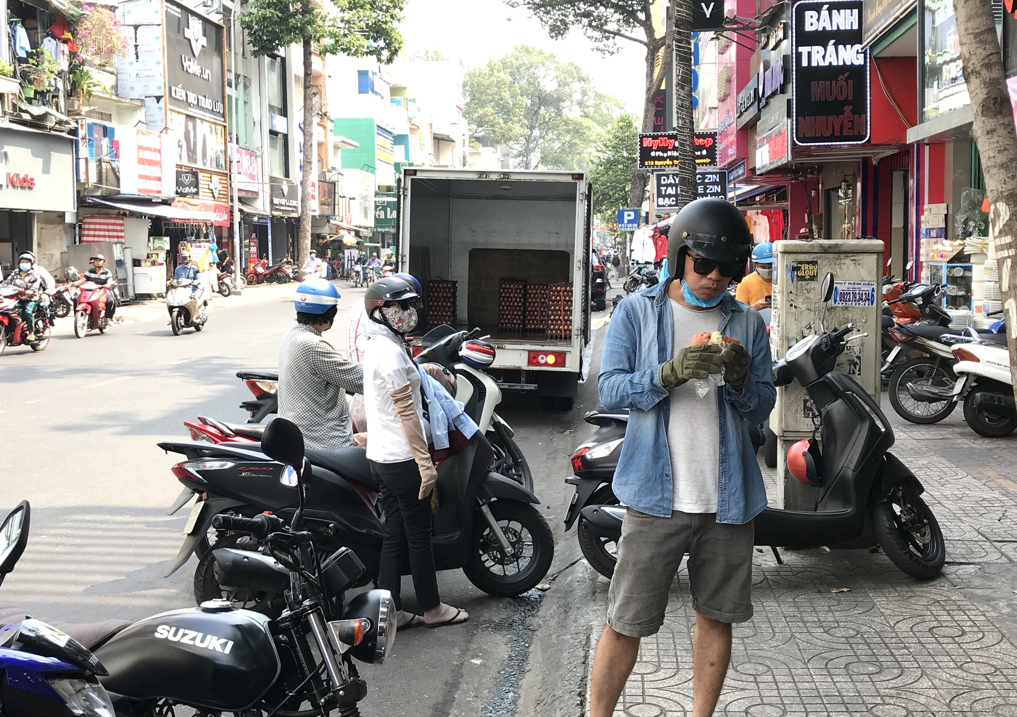 Người Sài Gòn rồng rắn xếp hàng nửa tiếng mua bánh mì thanh long giải cứu nông sản Việt - Ảnh 10.