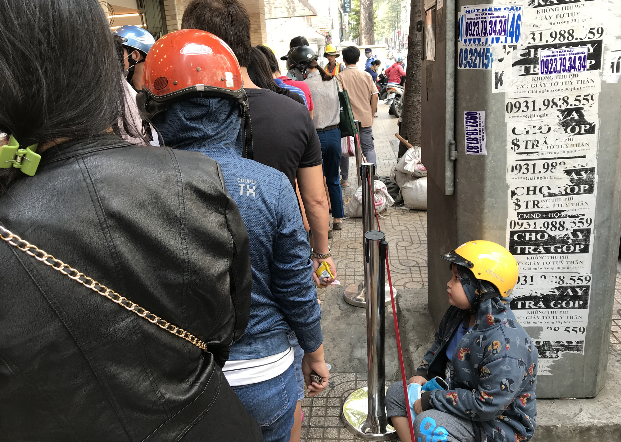 Người Sài Gòn rồng rắn xếp hàng nửa tiếng mua bánh mì thanh long giải cứu nông sản Việt - Ảnh 14.