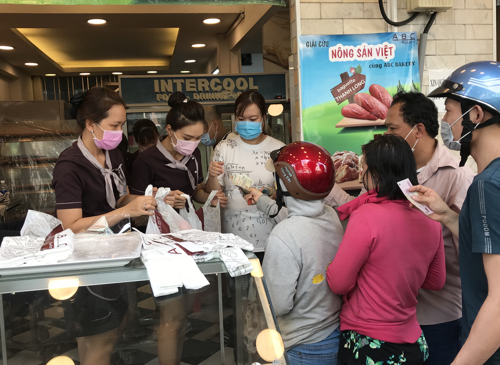 Chân dung người sáng chế bánh mì thanh long, giải cứu nông sản Việt gây sốt tại Sài Gòn - Ảnh 3. Chân dung người sáng chế bánh mì thanh long, giải cứu nông sản Việt gây sốt tại Sài Gòn - Ảnh 3.
