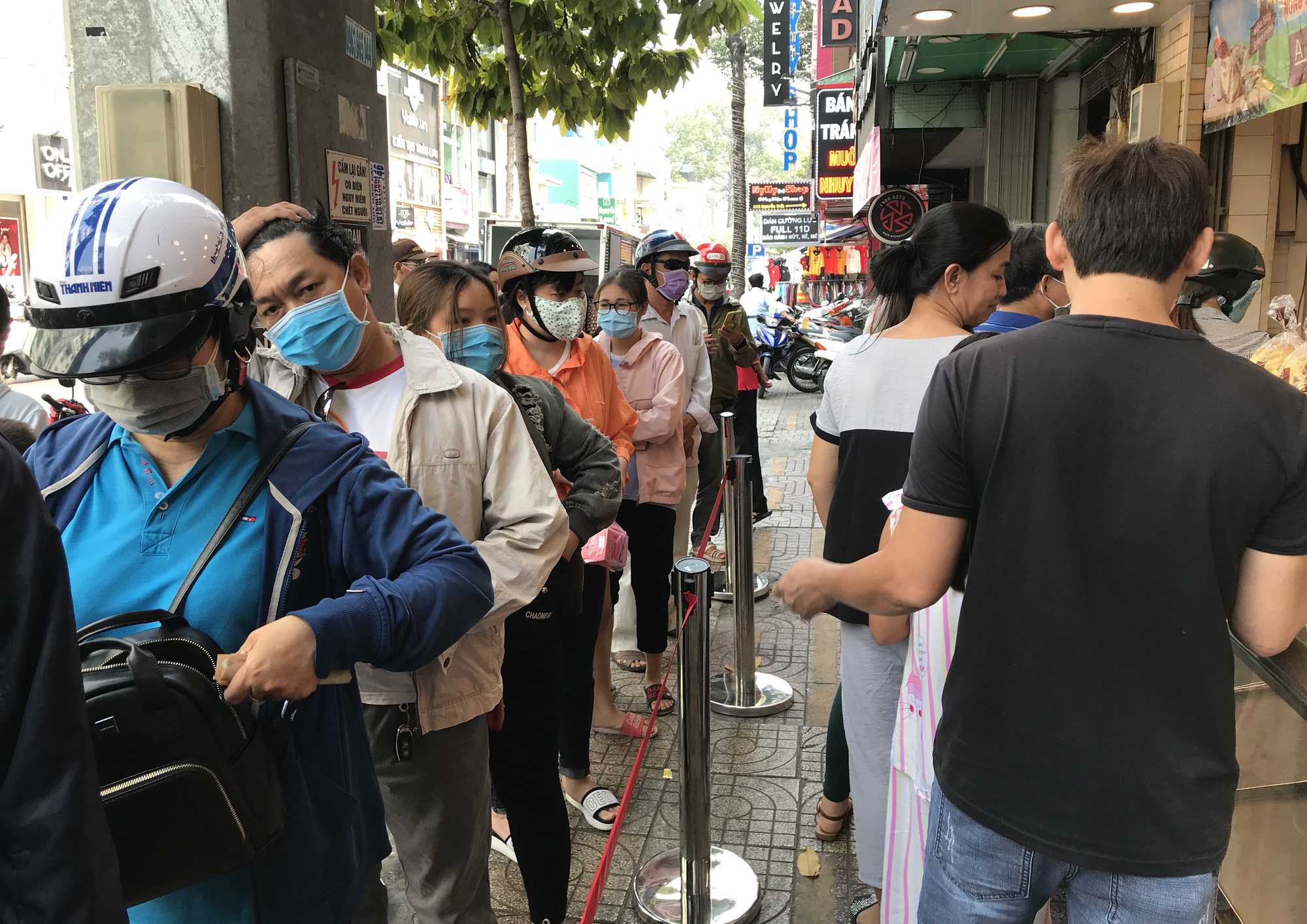 Người Sài Gòn rồng rắn xếp hàng nửa tiếng mua bánh mì thanh long giải cứu nông sản Việt - Ảnh 2.