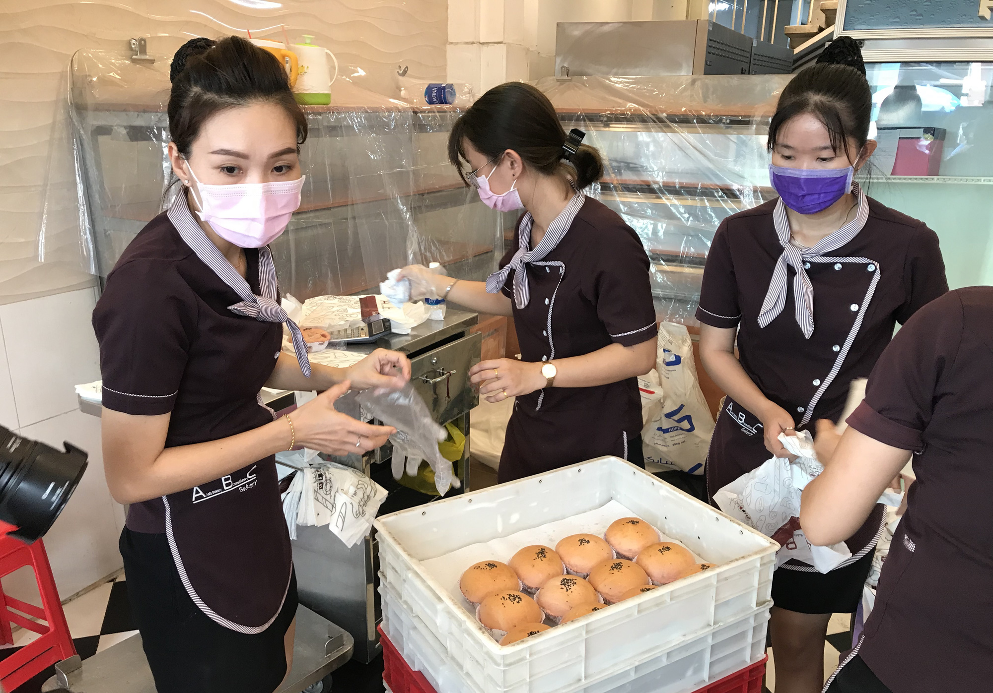 Người Sài Gòn rồng rắn xếp hàng nửa tiếng mua bánh mì thanh long giải cứu nông sản Việt - Ảnh 6.