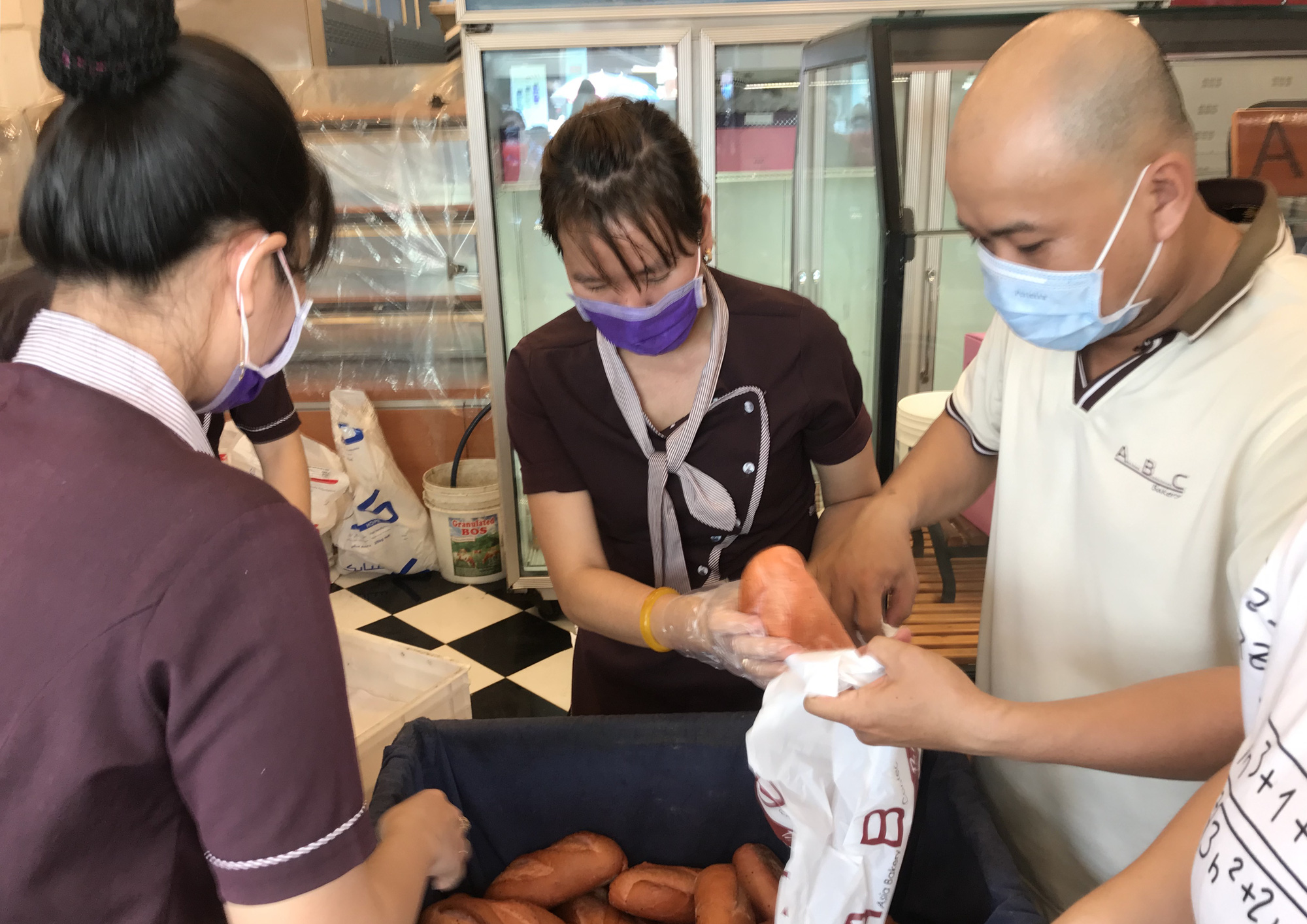 Người Sài Gòn rồng rắn xếp hàng nửa tiếng mua bánh mì thanh long giải cứu nông sản Việt - Ảnh 4.