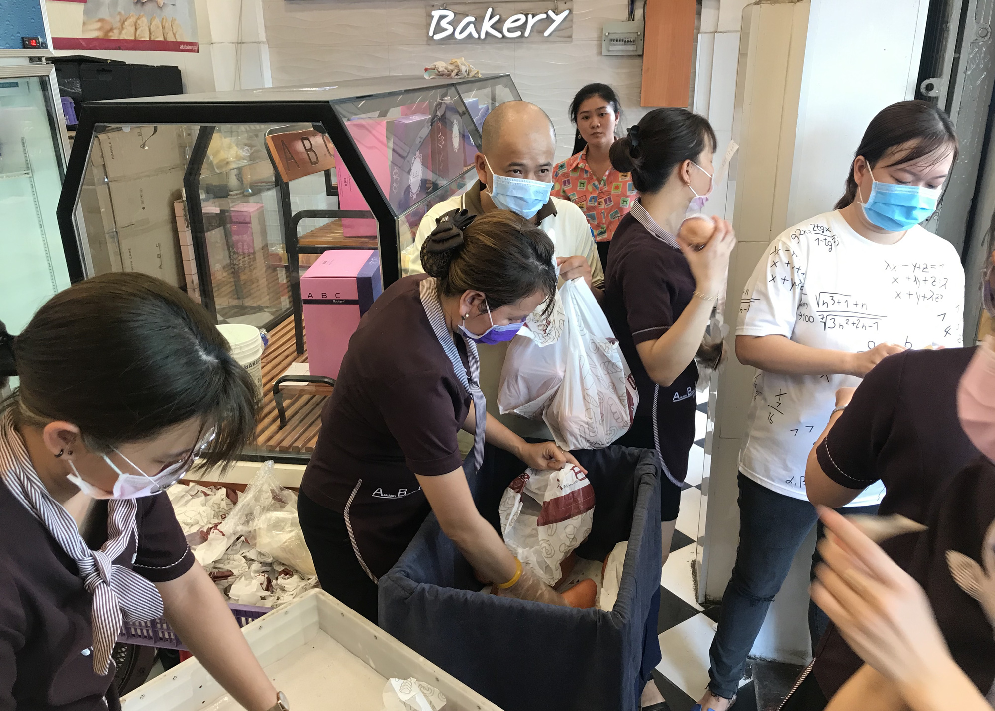 Người Sài Gòn rồng rắn xếp hàng nửa tiếng mua bánh mì thanh long giải cứu nông sản Việt - Ảnh 11.