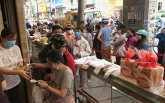 Người Sài Gòn xếp hàng nửa tiếng đồng hồ mua 5 ổ bánh mì thanh long đặc biệt của vua bánh Kao Siêu Lực