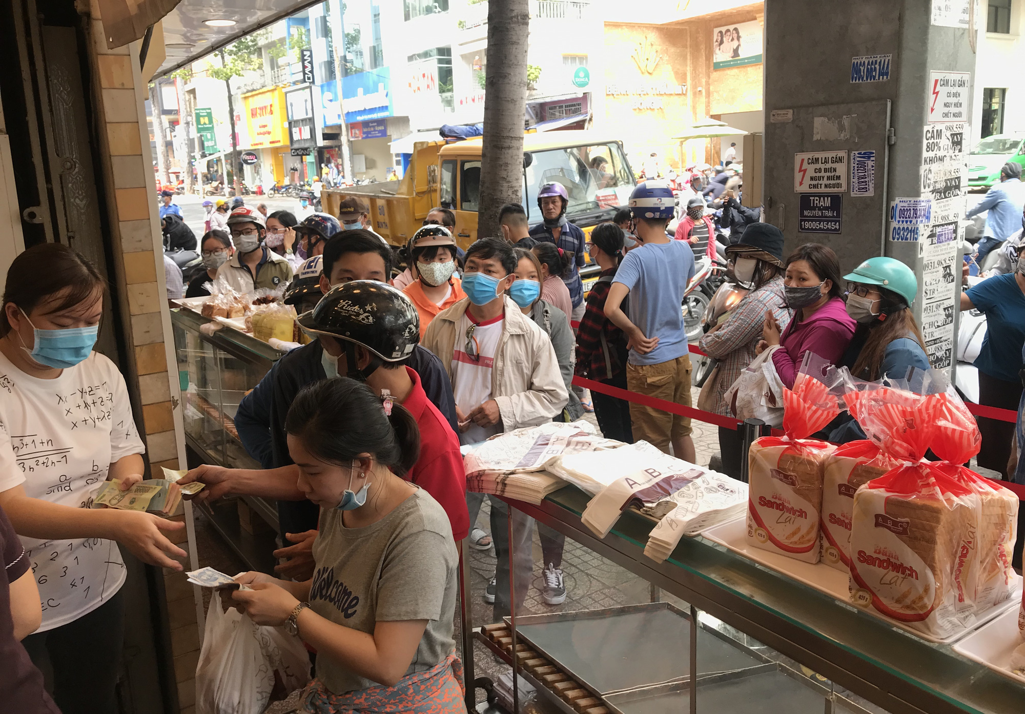 Sau bánh mì thanh long, ông Kao Siêu Lực sáng chế bánh mì dưa hấu tìm đầu ra cho nông sản Việt - Ảnh 2. Sau bánh mì thanh long, ông Kao Siêu Lực sáng chế bánh mì dưa hấu tìm đầu ra cho nông sản Việt - Ảnh 2.