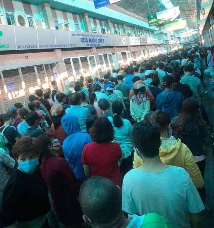 Ngàn người 'rồng rắn' mua khẩu trang, dân buôn đòi 470.000 đồng/hộp - Ảnh 1. Ngàn người 'rồng rắn' mua khẩu trang, dân buôn đòi 470.000 đồng/hộp - Ảnh 1.