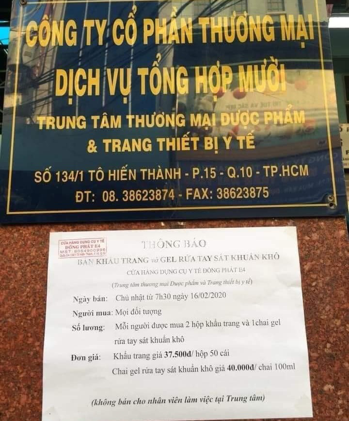 Ngàn người 'rồng rắn' mua khẩu trang, dân buôn đòi 470.000 đồng/hộp - Ảnh 2. Ngàn người 'rồng rắn' mua khẩu trang, dân buôn đòi 470.000 đồng/hộp - Ảnh 2.