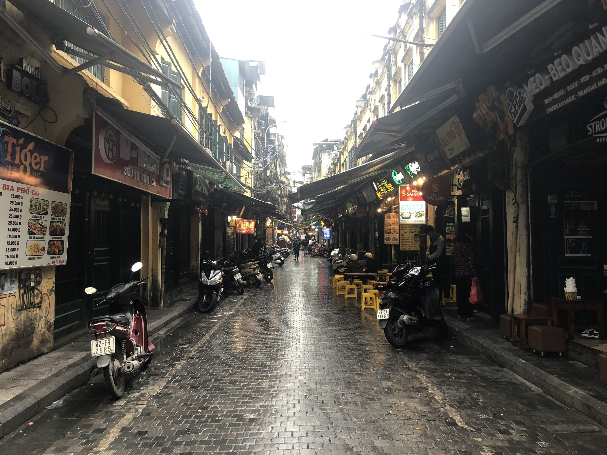 Lao đao vì dịch bệnh, nhân viên ngành du lịch phải đi bán nước rửa tay, khẩu trang, giải cứu nông sản để có việc làm - Ảnh 3. Lao đao vì dịch bệnh, nhân viên ngành du lịch phải đi bán nước rửa tay, khẩu trang, giải cứu nông sản để có việc làm - Ảnh 3.