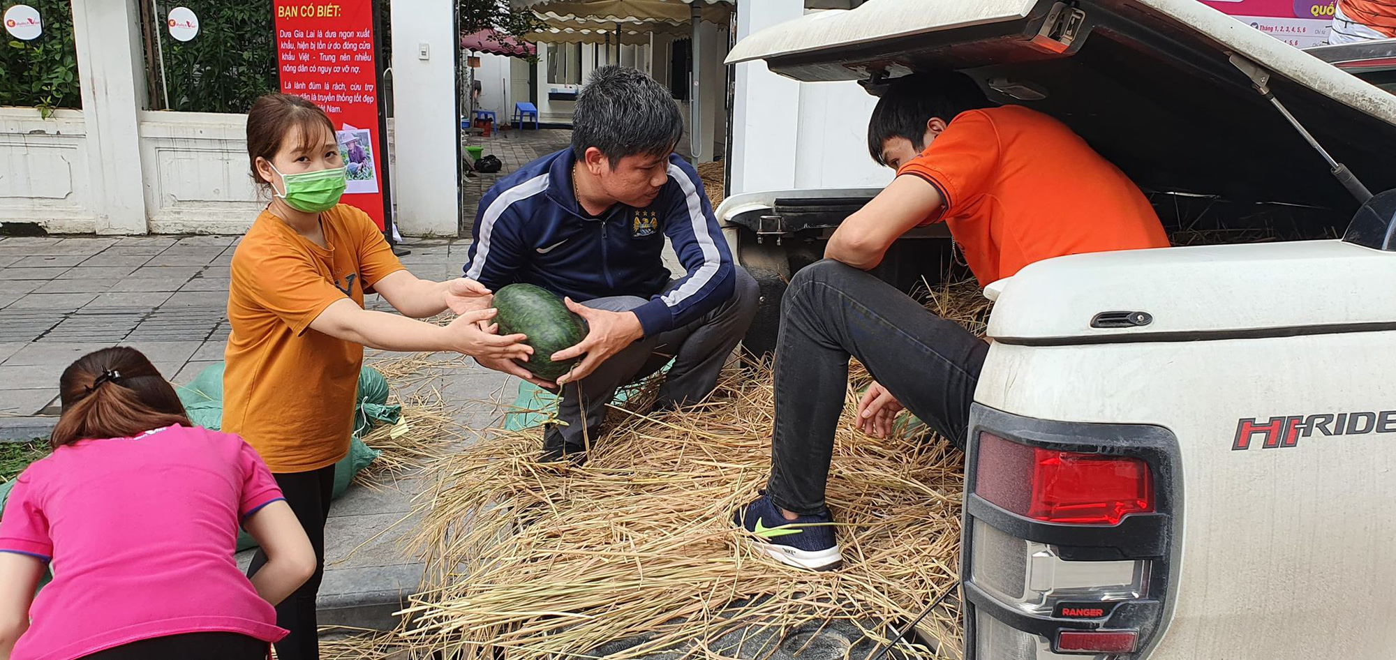 Lao đao vì dịch bệnh, nhân viên ngành du lịch phải đi bán nước rửa tay, khẩu trang, giải cứu nông sản để có việc làm - Ảnh 1. Lao đao vì dịch bệnh, nhân viên ngành du lịch phải đi bán nước rửa tay, khẩu trang, giải cứu nông sản để có việc làm - Ảnh 1.