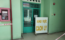 Bác sĩ khám cho bệnh nhân thứ 17 nhiễm Covid-19 chủ động đến cách li tại bệnh viện khi vào Khánh Hòa