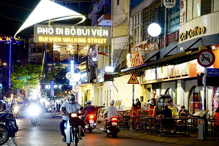 Hàng quán nhìn nhau chờ qua mùa dịch - Ảnh 1. Hàng quán nhìn nhau chờ qua mùa dịch - Ảnh 1.