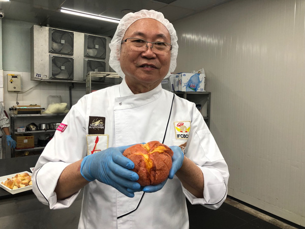 Chân dung người sáng chế bánh mì thanh long, giải cứu nông sản Việt gây sốt tại Sài Gòn - Ảnh 1. Chân dung người sáng chế bánh mì thanh long, giải cứu nông sản Việt gây sốt tại Sài Gòn - Ảnh 1.