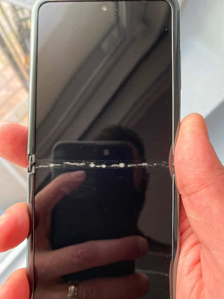 Galaxy Z Flip đầu tiên bị nứt ngay bản lề gập - Ảnh 1.