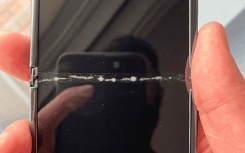 Samsung Galaxy Z Flip bị nứt ngay bản lề gập