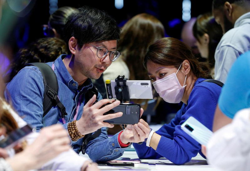 Samsung được hưởng lợi trong khi các đối thủ lao đao vì virus corona - Ảnh 1. Samsung được hưởng lợi trong khi các đối thủ lao đao vì virus corona - Ảnh 1.