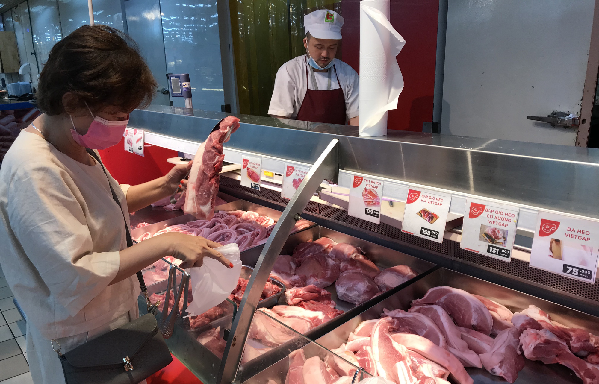 Thịt heo tại chợ, siêu thị vẫn ngất ngưởng gần 300.000 đồng/kg dù giá heo hơi đã giảm mạnh - Ảnh 4. Thịt heo tại chợ, siêu thị vẫn ngất ngưởng gần 300.000 đồng/kg dù giá heo hơi đã giảm mạnh - Ảnh 4.
