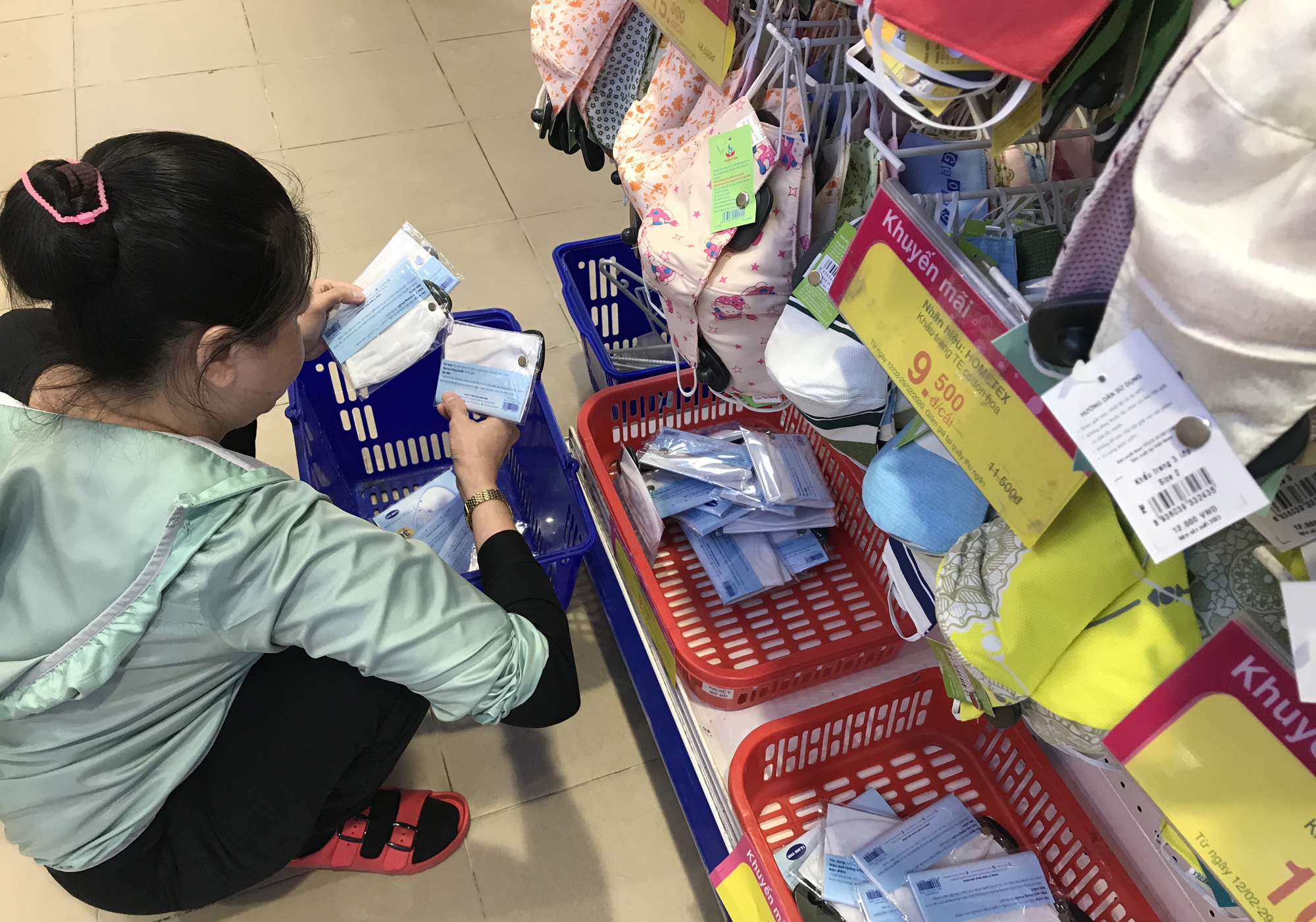 Cận cảnh khẩu trang kháng khuẩn giặt 30 lần, giá chỉ 9.500 đồng tại Co.opmart, có khách mua 50 chiếc - Ảnh 8. Cận cảnh khẩu trang kháng khuẩn giặt 30 lần, giá chỉ 9.500 đồng tại Co.opmart, có khách mua 50 chiếc - Ảnh 8.
