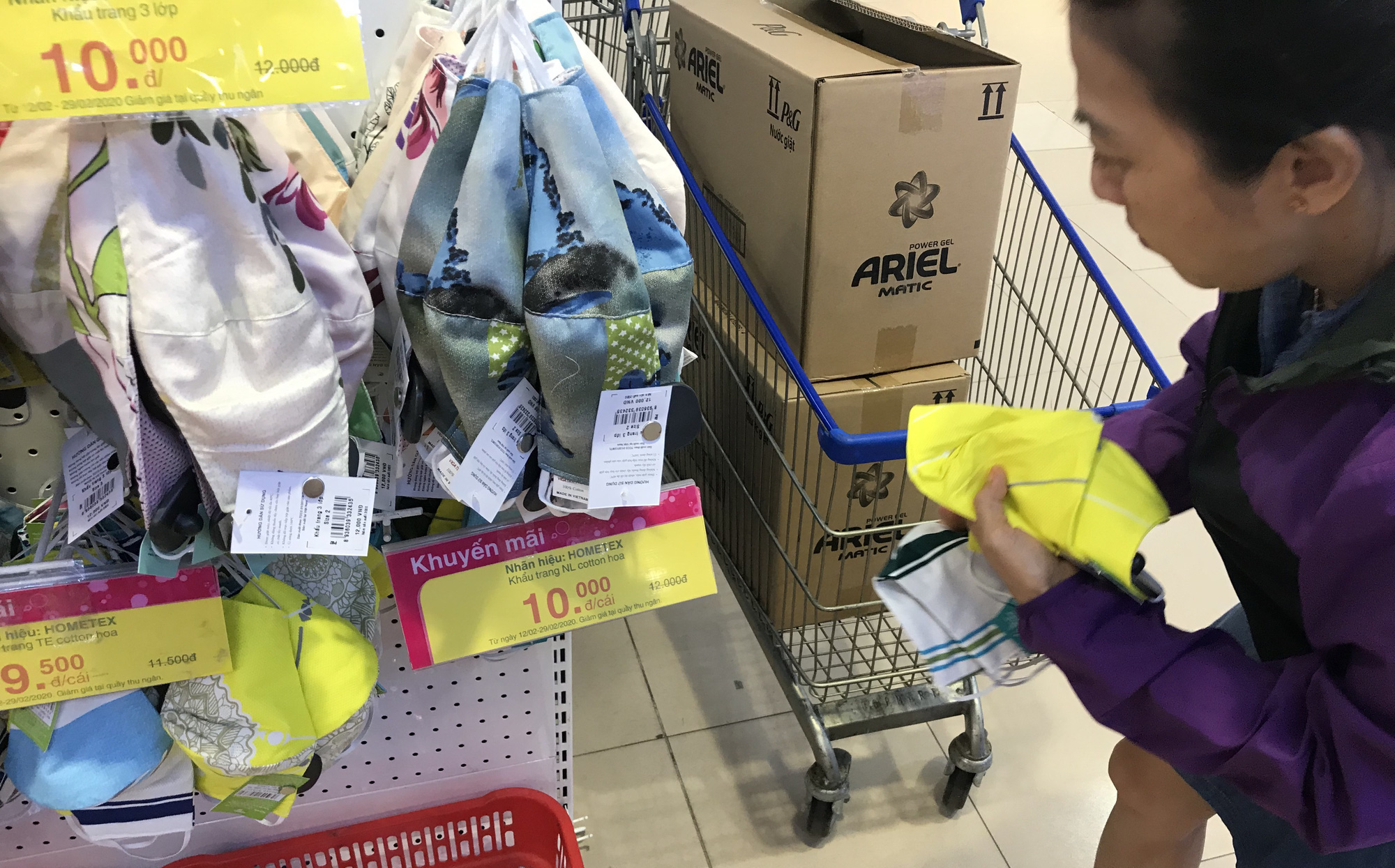Cận cảnh khẩu trang kháng khuẩn giặt 30 lần, giá chỉ 9.500 đồng tại Co.opmart, có khách mua 50 chiếc - Ảnh 13. Cận cảnh khẩu trang kháng khuẩn giặt 30 lần, giá chỉ 9.500 đồng tại Co.opmart, có khách mua 50 chiếc - Ảnh 13.