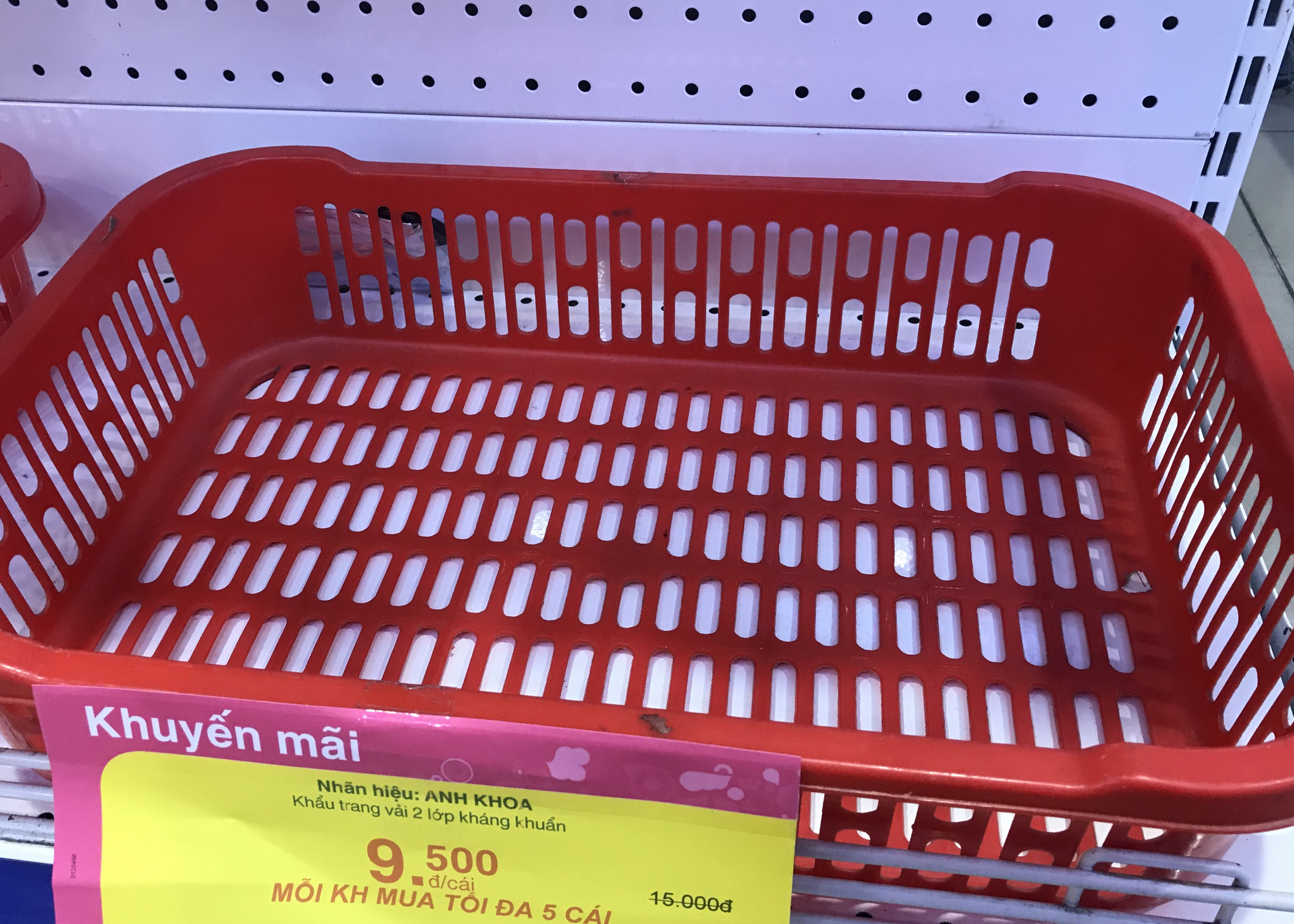 Cận cảnh khẩu trang kháng khuẩn giặt 30 lần, giá chỉ 9.500 đồng tại Co.opmart, có khách mua 50 chiếc - Ảnh 10. Cận cảnh khẩu trang kháng khuẩn giặt 30 lần, giá chỉ 9.500 đồng tại Co.opmart, có khách mua 50 chiếc - Ảnh 10.