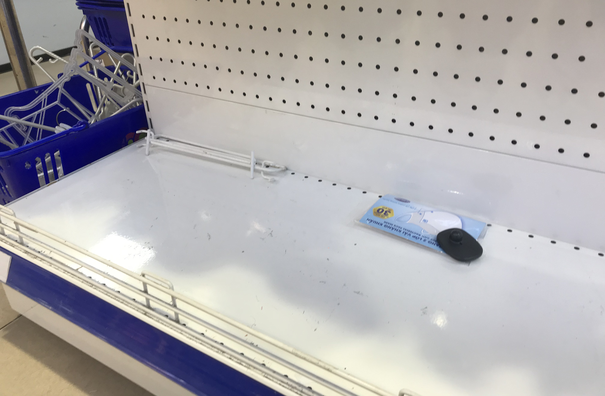 Cận cảnh khẩu trang kháng khuẩn giặt 30 lần, giá chỉ 9.500 đồng tại Co.opmart, có khách mua 50 chiếc - Ảnh 11. Cận cảnh khẩu trang kháng khuẩn giặt 30 lần, giá chỉ 9.500 đồng tại Co.opmart, có khách mua 50 chiếc - Ảnh 11.