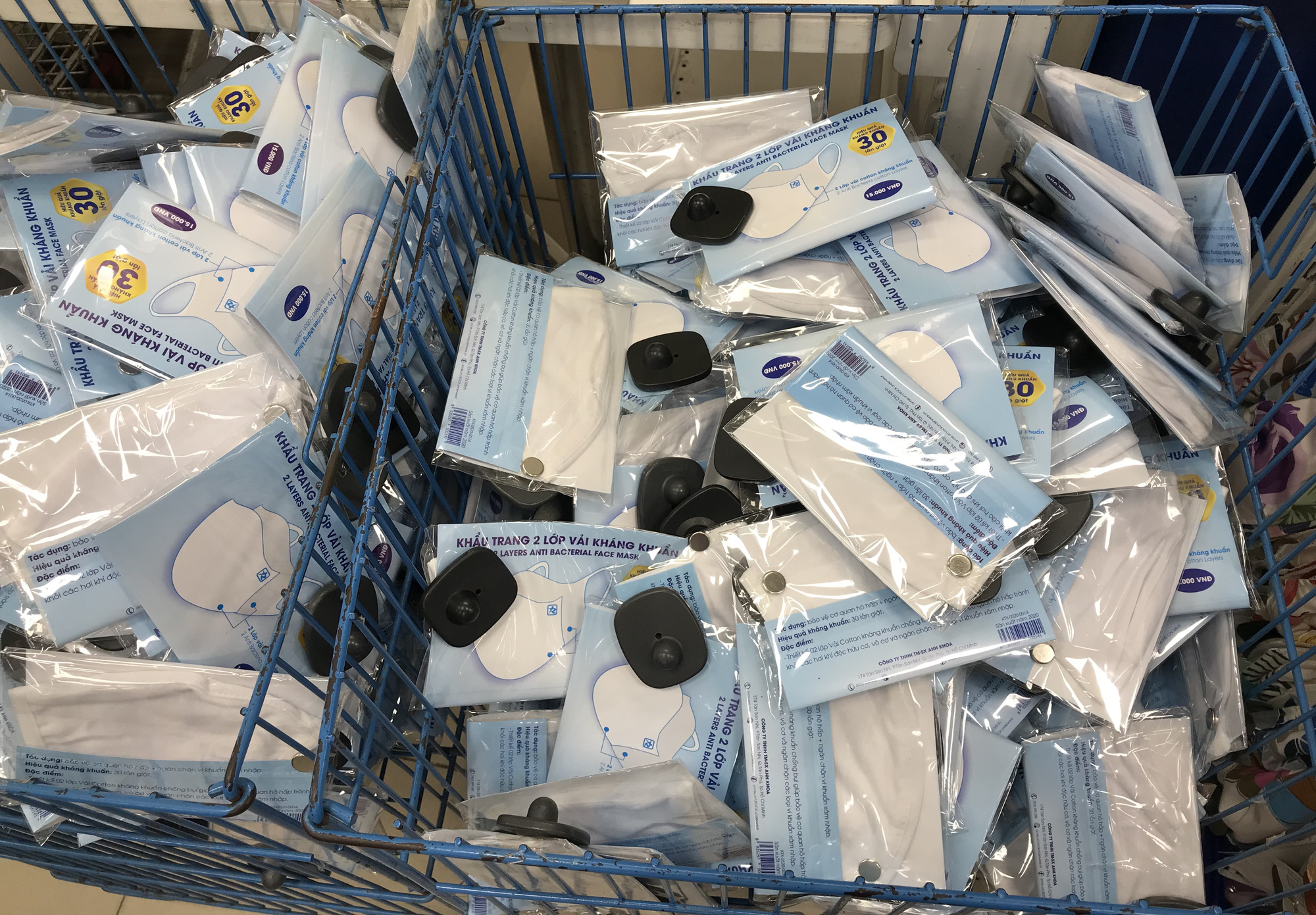 Khẩu trang vải kháng khuẩn giặt 30 lần đang bán tại Co.opmart, giá khuyến mãi chỉ 9.500 đồng/chiếc - Ảnh 3. Khẩu trang vải kháng khuẩn giặt 30 lần đang bán tại Co.opmart, giá khuyến mãi chỉ 9.500 đồng/chiếc - Ảnh 3.