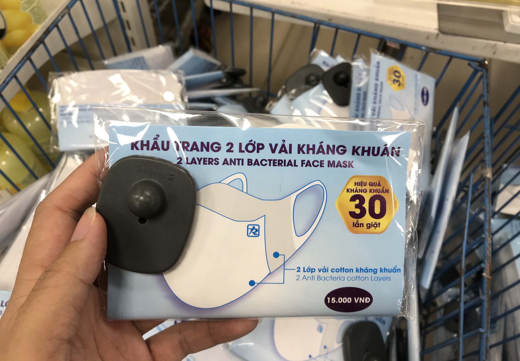 Cận cảnh khẩu trang kháng khuẩn giặt 30 lần, giá chỉ 9.500 đồng tại Co.opmart, có khách mua 50 chiếc - Ảnh 2. Cận cảnh khẩu trang kháng khuẩn giặt 30 lần, giá chỉ 9.500 đồng tại Co.opmart, có khách mua 50 chiếc - Ảnh 2.
