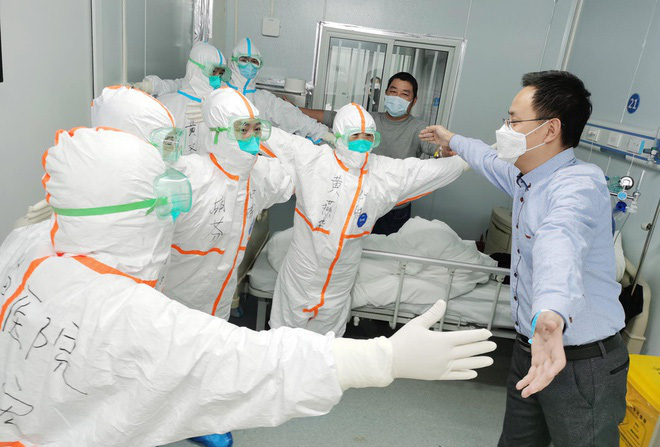 Người Trung Quốc lạc quan chữa bệnh, sinh sống giữa dịch virus corona - Ảnh 3. Người Trung Quốc lạc quan chữa bệnh, sinh sống giữa dịch virus corona - Ảnh 3.