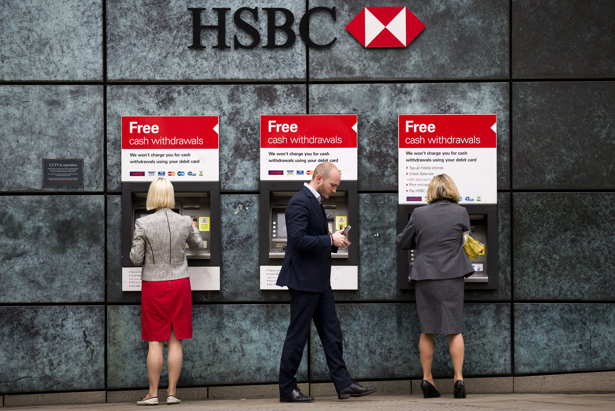 35.000 nhân viên HSBC sẽ bị sa thải do ảnh hưởng của dịch corona - Ảnh 2. 35.000 nhân viên HSBC sẽ bị sa thải do ảnh hưởng của dịch corona - Ảnh 2.