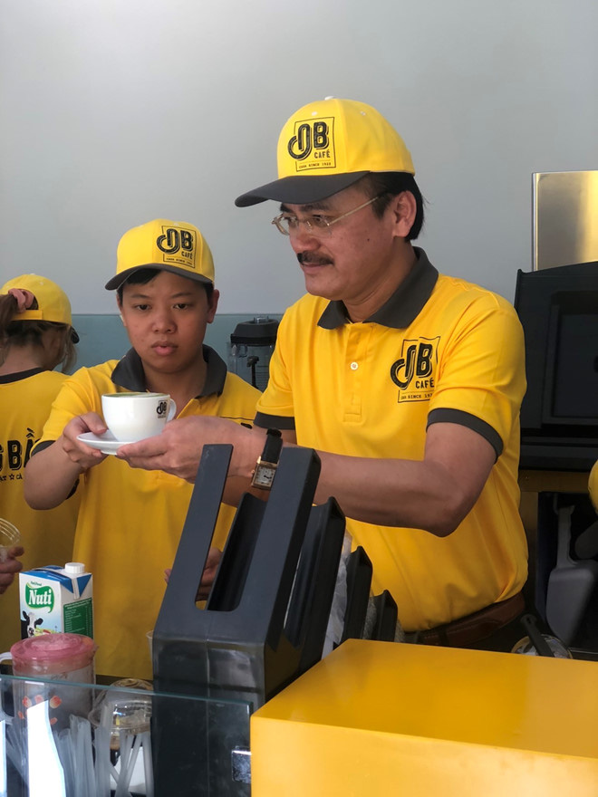 Quán cà phê Ông Bầu của '3 ông chủ tịch' mở bán ở Sài Gòn, bầu Thắng tự bưng cà phê phục vụ khách  - Ảnh 2.