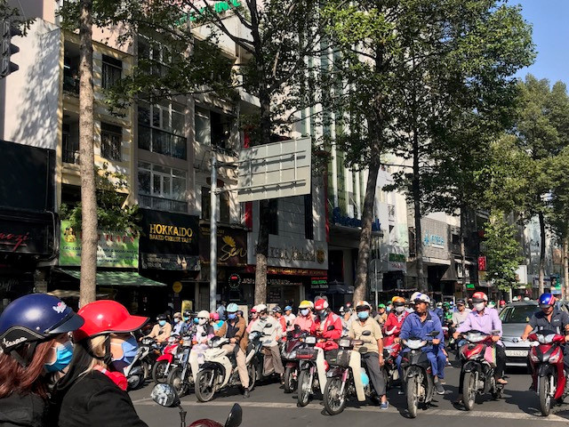 Dịch Covid 19: Đường phố TP HCM dần đông đúc, có 'sinh khí' trở lại - Ảnh 1.